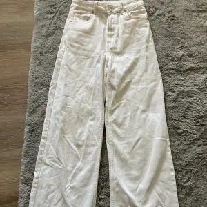 Säljer dem här vita jeansen då dem ej kommer till användning. Inga tecken på användning då dem endast har används 1-2 gånger