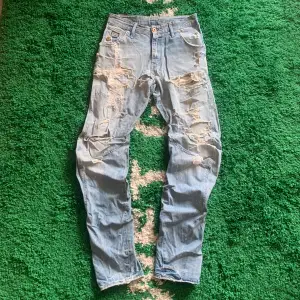 Sköna G-star jeans med naturligt slitage. Vet tyvärr inte vilken modell det är. Uppskattat skick 3/10 (baserat på allt slitage). Skicka ett meddelande innan köp!
