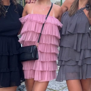 Zara klänning - INTRESSEKOLL! Lägger ut min fina volang klänning ifrån zara som är slutsåld💕💕