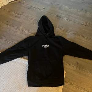 Kent hoddie tillsalu!💞 Använd kanske 2-3 ggr  Nytvättad! Köpt för 799kr Frakt: 80kr 