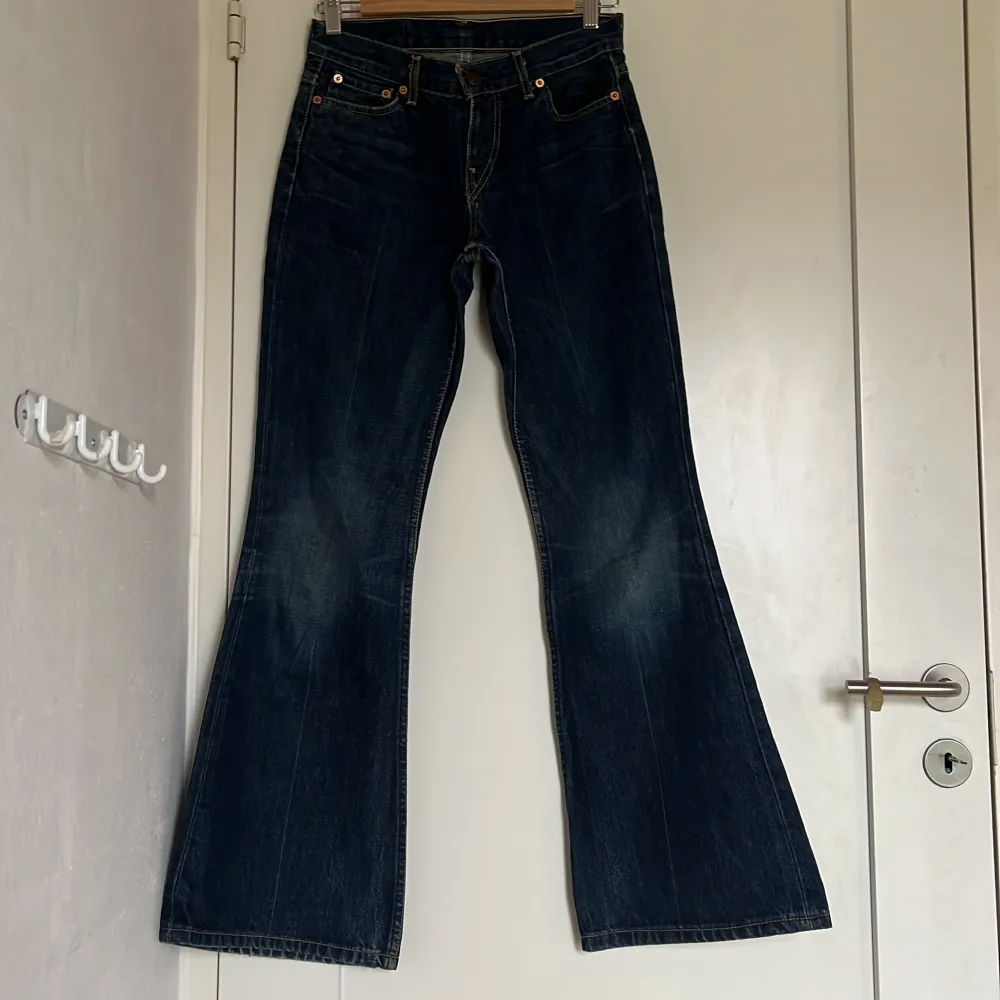 Säljer dessa skitsnygga lågmidjade Levis jeansen för att de inte passar mig. Jeansen är i väldigt bra skick då dem inte är använda mycket 💕 (köpare står för frakten)💕. Jeans & Byxor.