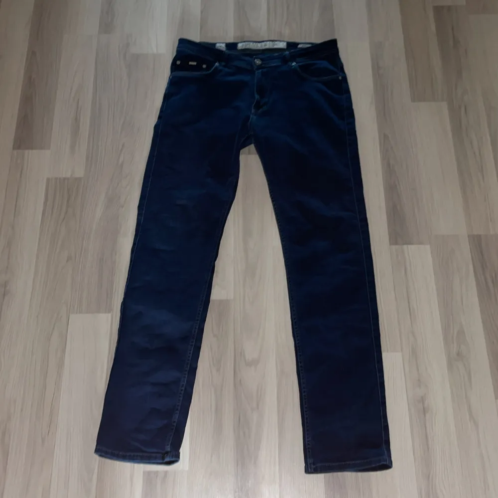 Sjukt fina Armani jeans som tyvärr inte passar längre , de är i storlek 36 i midjan  och  34 i längden  Kom med bud eller varor som du vill byta . Jeans & Byxor.