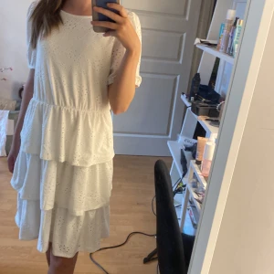 Skolavslutnings klänning - Perfekt vit skolavslutning eller studentklänning. Passar även till en fin sommarkväll. Det är ett blomliknande mönster 🌸 Använd endast en gång och köpt för ca 350 kroner från Vila.Har inga defekter säljer då den inte kommer till användning mer❤️