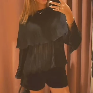 Zara blus  - Lånade bilder från Ella Öhgrens tiktok! Men superfin och knappt använd, liten i storleken. Tror den är L men sitter säkert super på något med S eller M!