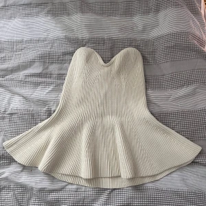 Vit topp - Superfin tubtop/ peplumtopp från hm. Köpt förra året men aldrig använd och lappen är kvar💕 storlek xs men passar på mig som brukar ha S