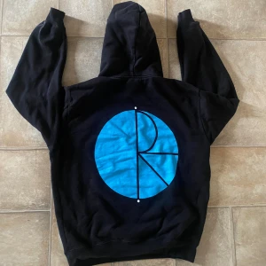 Polar skate hoodie - Det är en hoodie från polar skate som är använd i 2-4 månader, inget fel jätte skön tröja, passar folk mellan 160-175cm