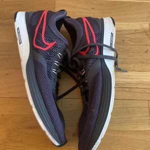 Nike zoom strl 45,5 - Mått 29,5cm , skorna är i jättebra skicka 