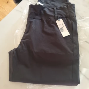 Byxa 7/8 längd - HELT NYA Fleur pants från Jouse of Lola, det är en stretchig smal byxa med hög midja. Benen är i 7/8 längd med ett litet sprund längst ner i sidsömmen. Fina fickor fram och fuskfickor bak. Dold dragkedja i sidan. En älva är broderad på ena höften.
