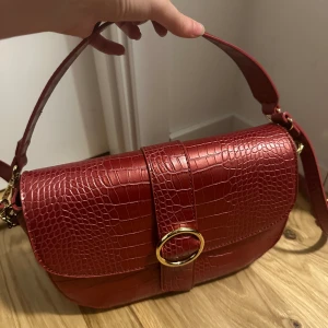 Röd väska  - Superfin röd väska från NAKD ❤️🍉