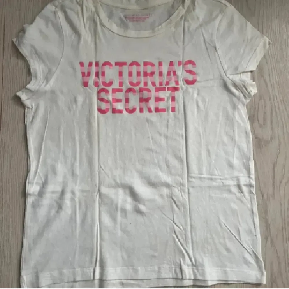 Säljer denna skit snygga victoria's secret t-shirten! Skriv för fler frågor eller vid intresse💓. T-shirts.