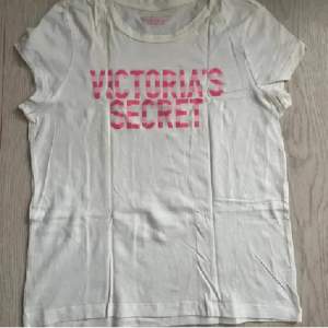 Säljer denna skit snygga victoria's secret t-shirten! Skriv för fler frågor eller vid intresse💓