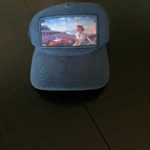 Revenite limited edition velvet keps - Säljer nu min limited edition velvet keps från revenite som jag bara använt några få gånger. Där man ställer in storleken så är det väldigt lite tugg märken från min hund men det är något som knappast syns. Annars är velvet kepsen som helt ny.