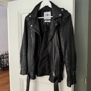 Skinnjacka dam  - Skinnjacka i äkta skinn från ZARA.  Storlek S-M med en oversized fit. Köpt för ca 1300kr.  Mitt pris: 650 Köparen står för frakt! 