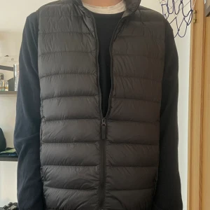 Uniqlo väsy - Säljer min uniqlo väst i storlek M!  Den är i bra skick och passar perfekt nu till våren😊