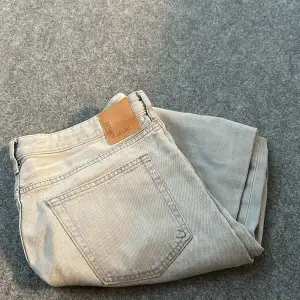 Lågmidjade jeans från BikBok. Inköpta för 600 säljer för 300
