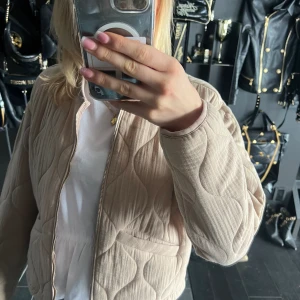 Vår jacka - Säljer denna jätte fina jackan, jag köpte den på Plick men jag gillar inte hur den sitter på mig, fint skick!❤️💋