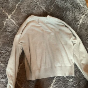 Jag säljer dena tröjan för det är förliten för mig. Det är inget fel på den. 💕💕 - Det är i ett bra skick 