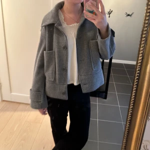 Kappa från Kappahl  - Mörk grå kappa från Kappahl, storlek S Fint skick! Hör gärna av dig vid intresse! 