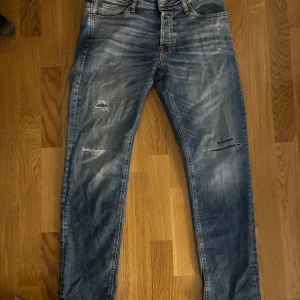 Jack and Jones jeans blå - Säljer mina Jack and Jones jeans efter som jag ej använder dom, nästan som nya knappt använda ens, modellen är comfort/mike. Storleken är 30/30 De är i jättefint skick och passar mig som är ca 178 skriv för fler bilder eller frågor!