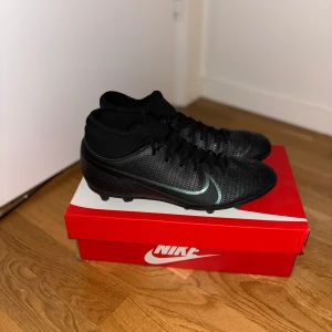 Nike fotbollsskor  - Säljer mina Nike fotbollsskor då jag inte spelar fotbolls länge men dom är bara använda ett par gånger men funkar utan problem. Storlek 43  Sulan är lite åt sidan eftersom jag spelat fotboll med dom men annars är de i fint skick! 