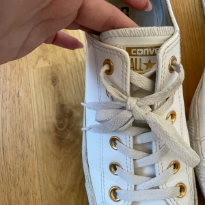 Vita Converse i skinn med gulddetaljer - Vita Converse i skinn med gulddetaljer, sparsamt använda. 