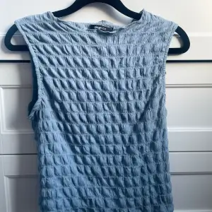 Ett super fint linne från Ginatricot i storlek S. Super skönt och lätt material. Fin ljusblå färg💙 Har använt den 2-3 gånger föra sommaren! Inga hål👍Frakt 19kr💕