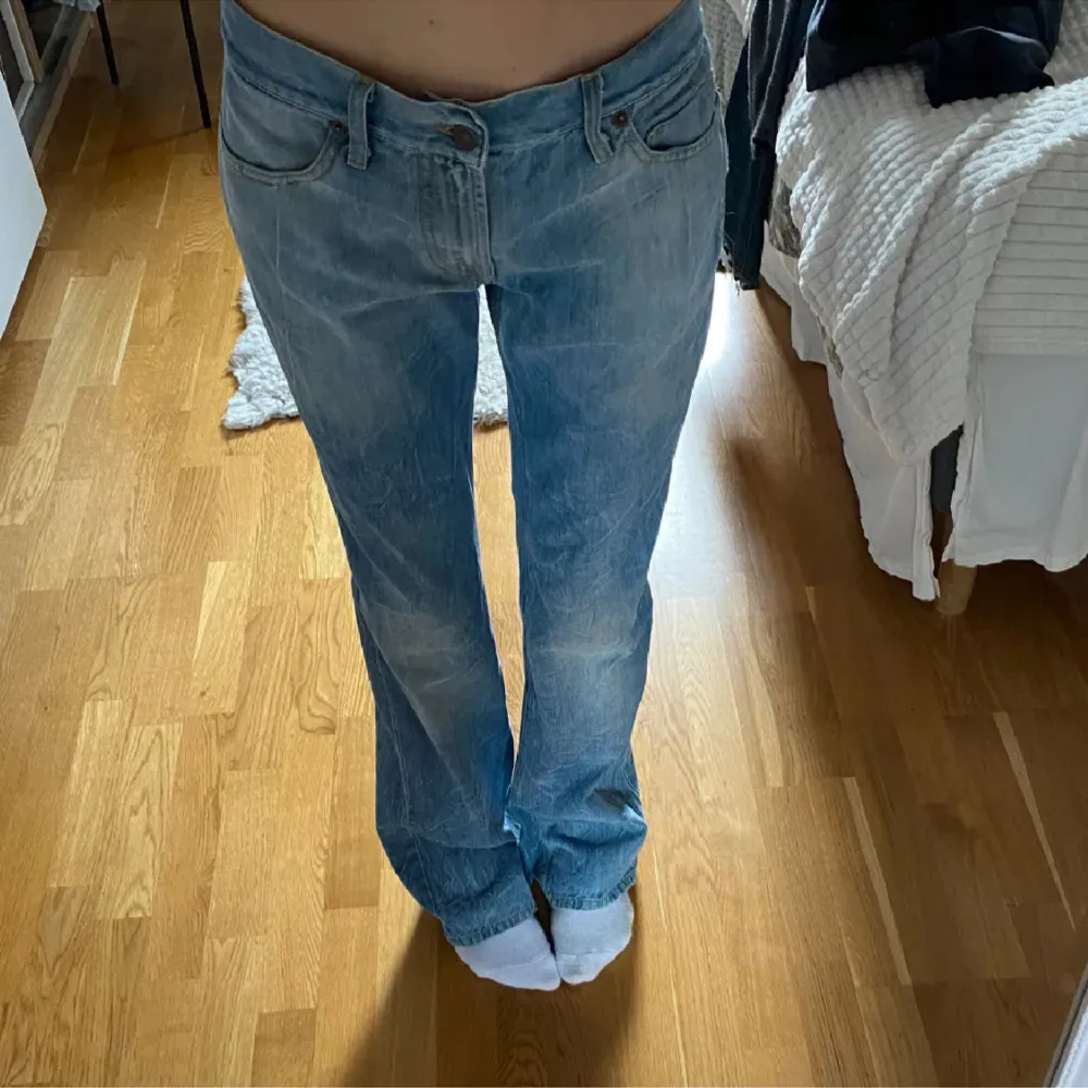 Supersnygga lowwaist jeans som dessvärre är förstora. Jeansen är från ”foarina”. (Lånade bilder). Jeans & Byxor.