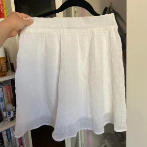 Vit kjol - Vit söt kjol som passar perfekt till sommaren!   Från H&M Divided, storlek 36.  Skriv om ni har några frågor 💗
