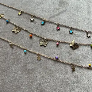 Säljer dessa jätte söta och färgglada halsband, så himla fina till sommaren 🥺💖🌸 aldrig använda, 40 kronor styck