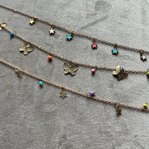 Halsband - Säljer dessa jätte söta och färgglada halsband, så himla fina till sommaren 🥺💖🌸 aldrig använda, 40 kronor styck