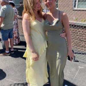 Sommarklänning  - En klänning som är använd en gång under en student 💖