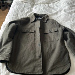 WEEKDAY Overshirt - Grön overshirt/jacka. Passar perfekt till en vitskjorta. Grym passform. Knappt använd 