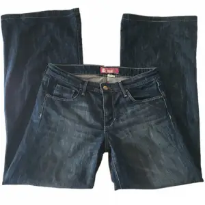 Snygga vida jeans från H&M! Midjemått 78cm Innerbenslängd 76cm Grenhöjd 22cm