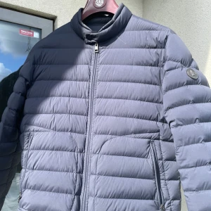 Moncler acorus (3) - Tjena!  Säljer en äkta Moncler Acorus Giubbotto vårjacka. Jackan är i 8/10 skick. Storlek 3, vilket motsvarar L/M. Vid funderingar är det bara att höra av sig! 