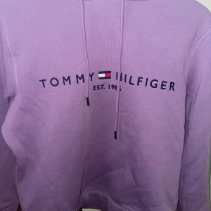 Tommy hilfiger hoddie - Lila Tommy hilfiger hoddie i fint skick💜 i storlek xs