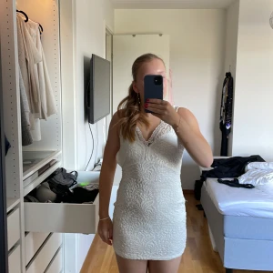 Student klänning  - Jätte fin spätsklänning från Vera Moda som tyvärr inte kommer till användning då den är för liten, super fint skick och en suverän klänning till student elller annat. Den har även en dragkedja i stidan så den är enkelt att ta på 