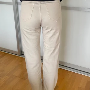 Beiga byxor från Lindex - Beiga byxor. Utsvänga nertill. Passar S och är i storlek 164. Säljer då det är lite för små men i fint skick 