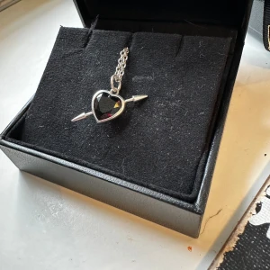 Rebel love necklace❤️‍🔥 - Säljer mitt älskade hjärt halsband i silver från Maria Nilsdotter! Längd: 45. Knappt använd, är i jättefint skick! Ordinarie pris 4300 säljer för 3400🥰❤️ Ifall någon vill byta så byter jag endast mot Maria smycken i guld! Hör av er!❤️‍🔥🥰
