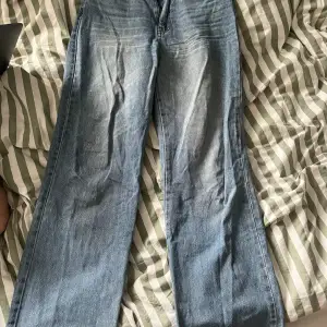 Blåa raka jeans från stradivarius i storlek 38. Använda men väl omhändertagna. 