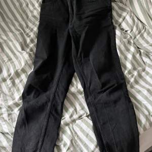 Svarta mom jeans från Bershka i storlek 40. Använda men väl omhändertagna. 
