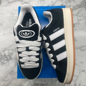 Adidas Campus 00s ”Core Black” - Helt nya och oanvända Adidas Campus 00s ”Core Black”. Storlek: 40. Pris 1399. Skicka ett meddelande vid frågor och intresse. Köp tryggt och snabbt hos oss. Många nöjda kunder😊