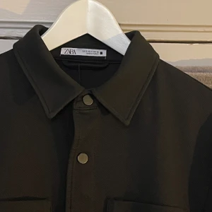 Skjorta Zara - Snygg skjorta i tjockare material från Zara. Storlek S/M  Knappt använd!