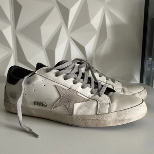 Golden goose skor - Säljer detta par i storlek 46. Dem är 7/10 skick och passar väldigt bra till storlek 45 möjligtvis även 44 då dem är mindre i storleken. Svart baksida och endast lite andvända! Pris går att diskutera såklart 