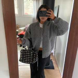 Jacka - Jacka från Hm, knappt använd. Köpt för ca 4 månader sedan. Hör av dig vid frågor💞