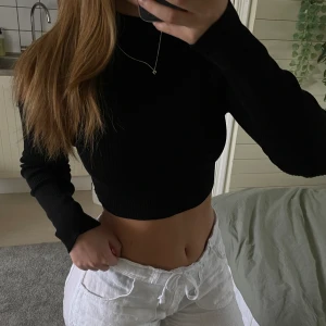 Croppad polo tröja - Svart croppad polo som inte längre kommer till användning, mycket bra skick då den använts ca 2-3 gånger.