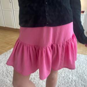 Superfin kjol ifrån Gina Tricot , storlek ZS men passat även S 💓Så så fin nu till sommaren och våren och passar till nästan allt! Tryck EJ på  köp nu 🙏🏼