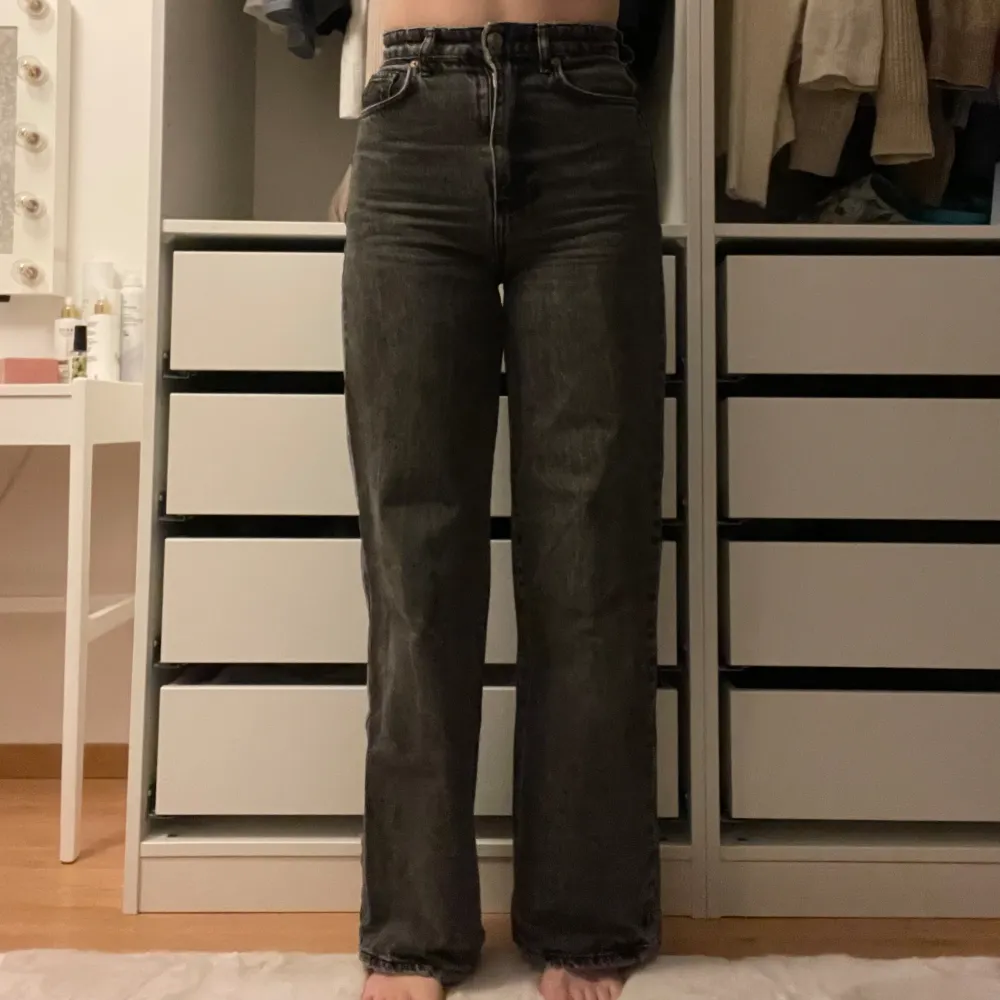Svarta jeans från Gina Tricot i storlek 34. Säljer då de är för små. De är väl använda, därav lite slitna i slutet av benen och mellan bakfickorna (bild 3).  Kontakta vid intresse eller funderingar!❤️. Jeans & Byxor.