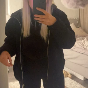 teddyjacka  - Super skön teddyjacka med huva,finns ingen lapp i den men uppskattar den till en M🖤