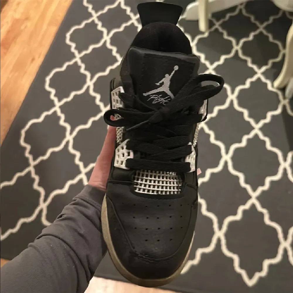 Jordans 4 svarta använda ett par gånger där av det billiga priset går ju att göra rent dem mycket mer! 💗. Kengät.