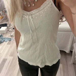 Linne - Snyggt linne som tyvärr inte kommer till användning då det är lite stort på mig💞 använd gärna köp nu!